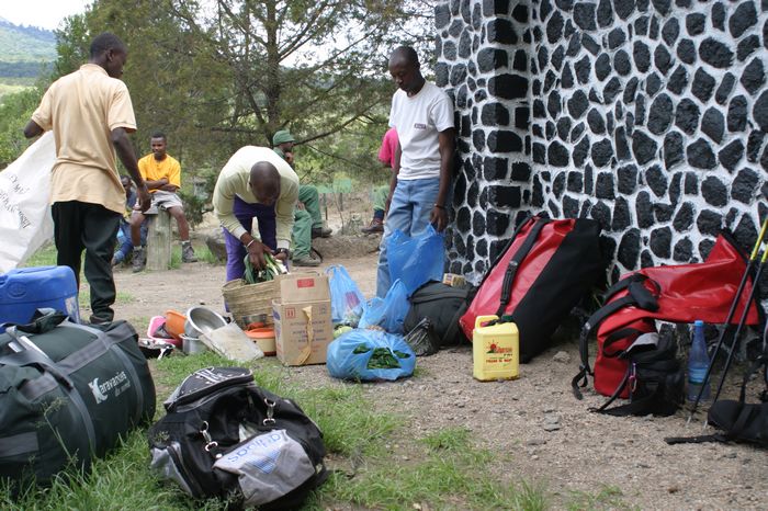 Packen am Momella Gate 1500m zum Mt. Meru