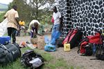 Packen am Momella Gate 1500m zum Mt. Meru